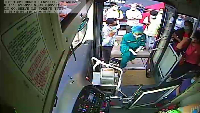 朱强|乘客车厢内突发癫痫 家人接到报信电话误以为是骗子？