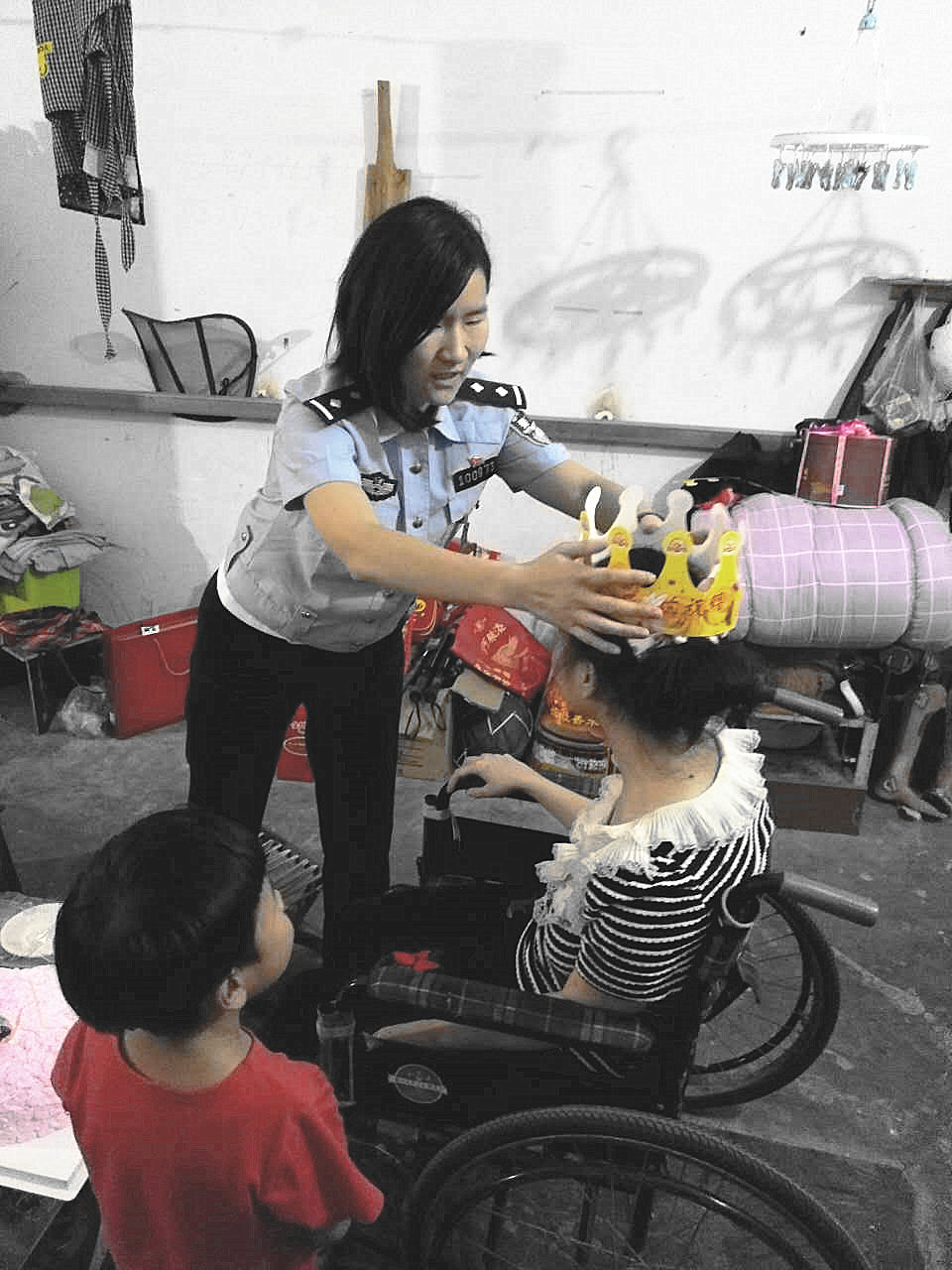 局经开分局女社区民警刘培培工作之余倾心照顾一名脑瘫智障女孩郑斌斌