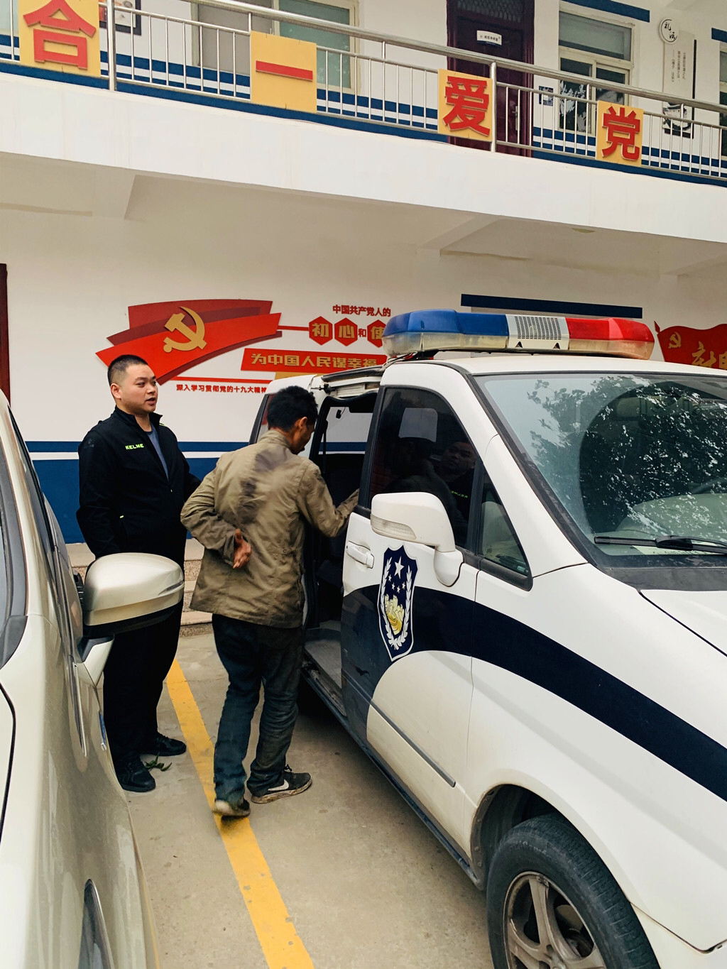 |男子赌气离家，中牟警方助其回家