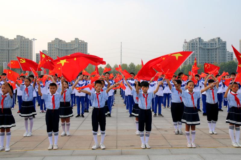 献礼新中国70华诞鹿邑县举行迎国庆升国旗唱国歌活动