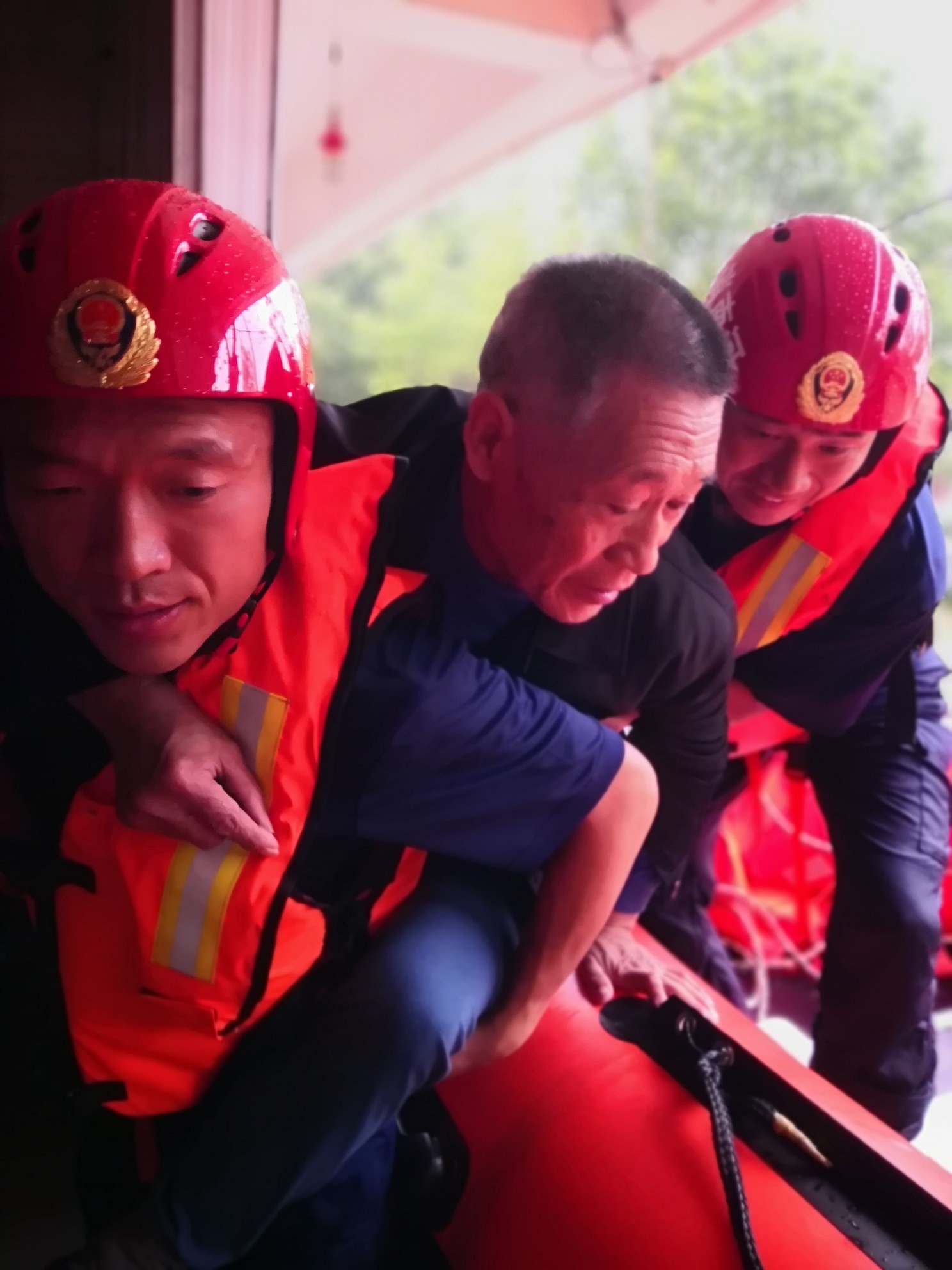 消防员|驰援安徽：夫妻俩护家反锁门打死结，河南消防员巧嘴齐救下