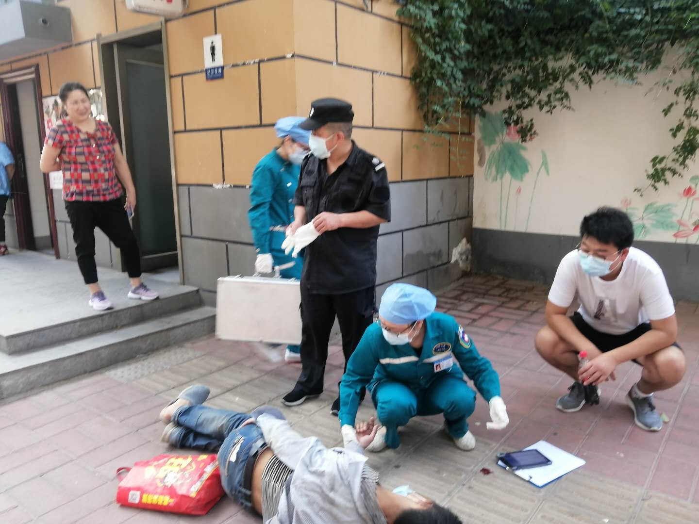 周口|小伙发病晕倒郑州街头 多亏遇到了周口这位医生