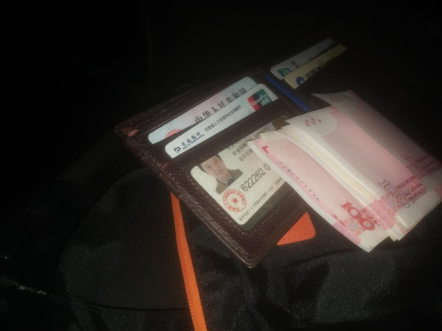 法制|真心大!车里放了两个包却不关窗户