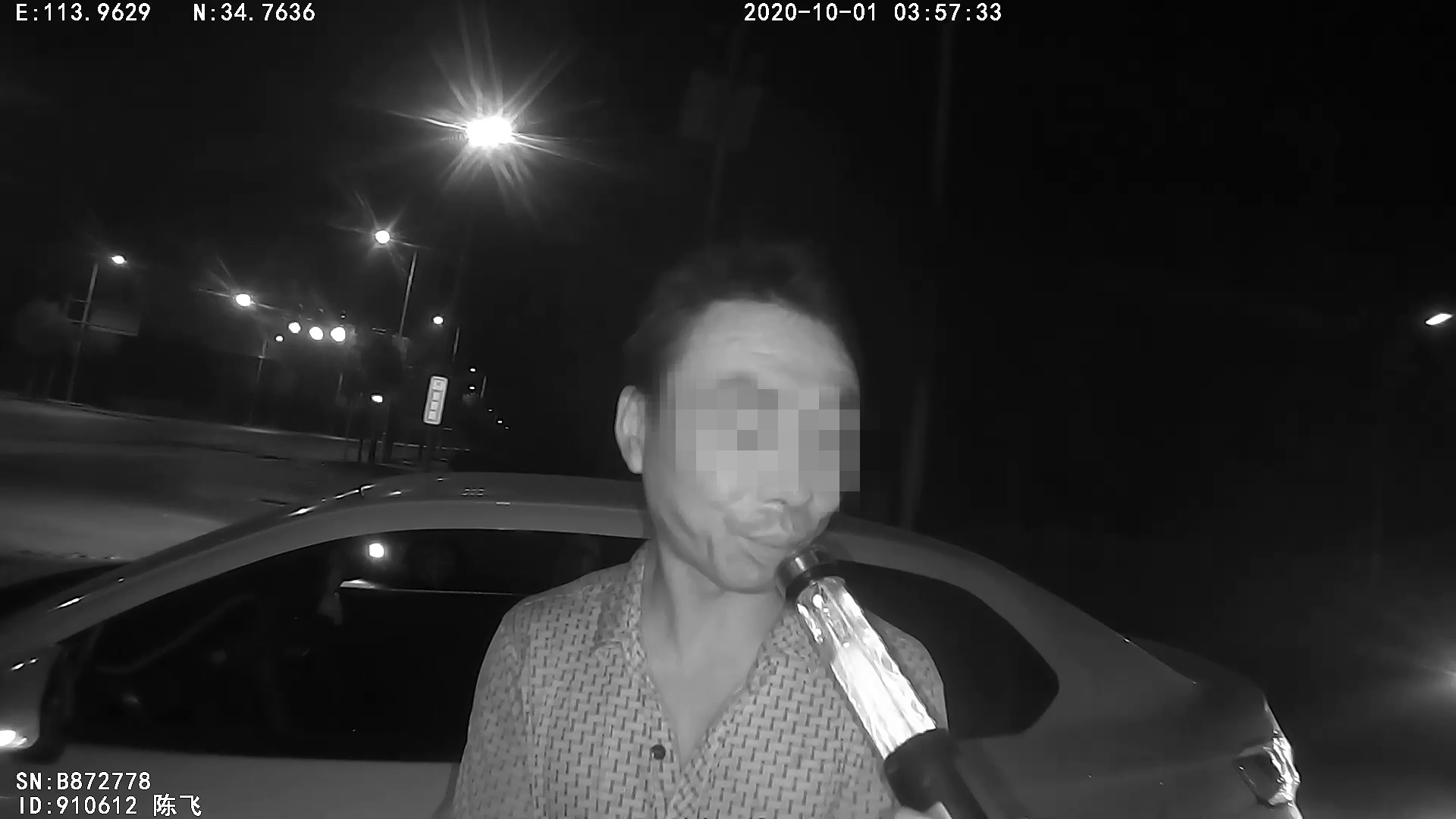 |奇怪，这辆小轿车为何凌晨长时间停在十字路口不动？