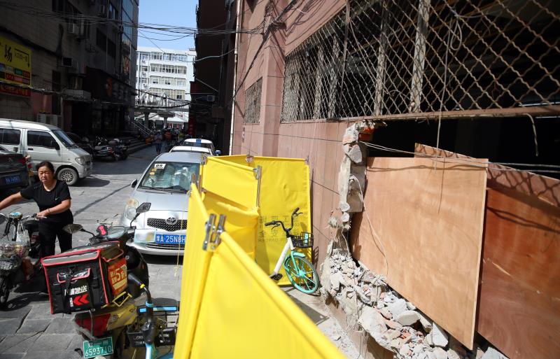 建筑|郑州一居民楼被砸4米大洞 业主心发慌