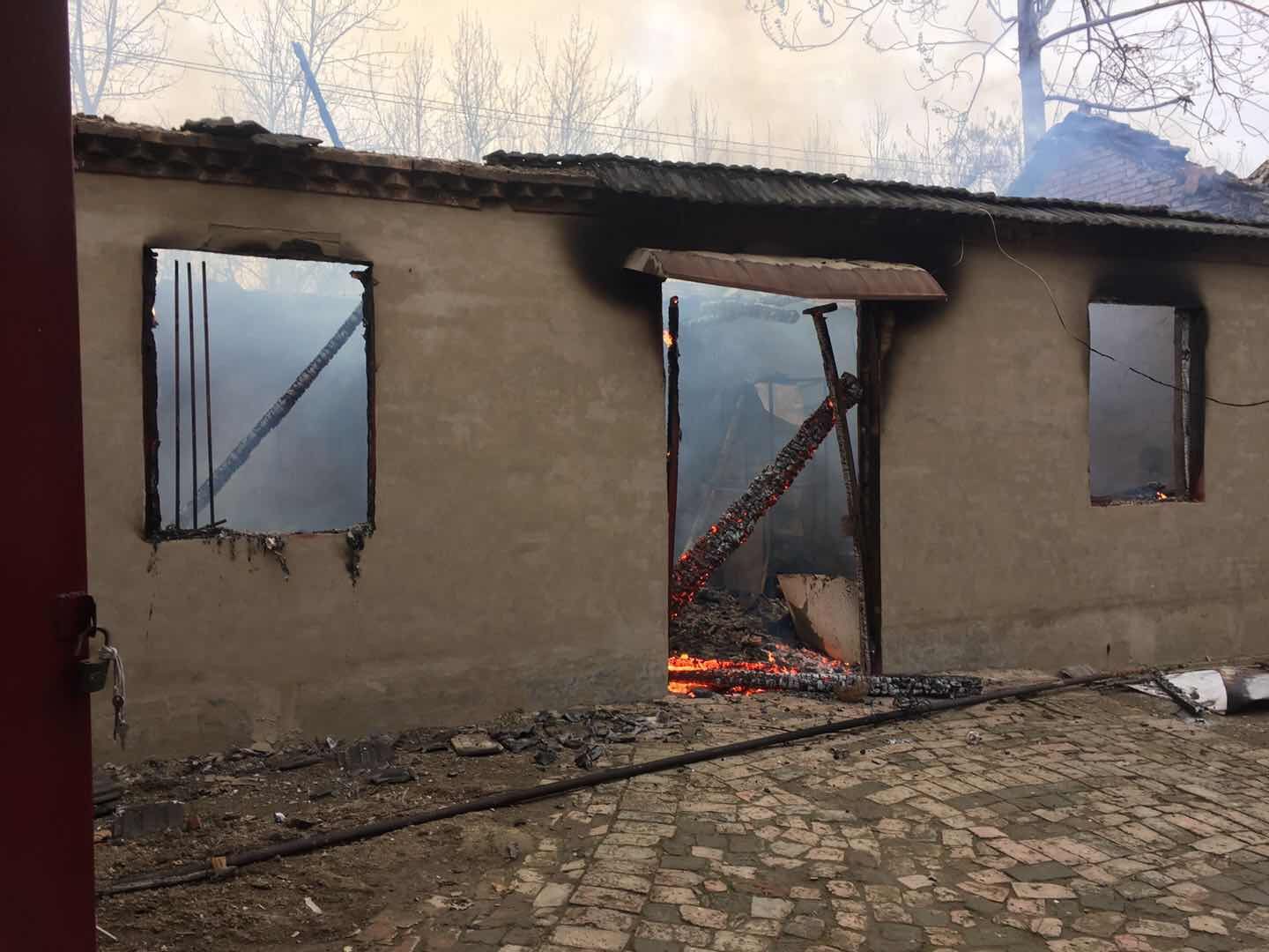 周口一村民家中失火民警烈火中抢出万元现金