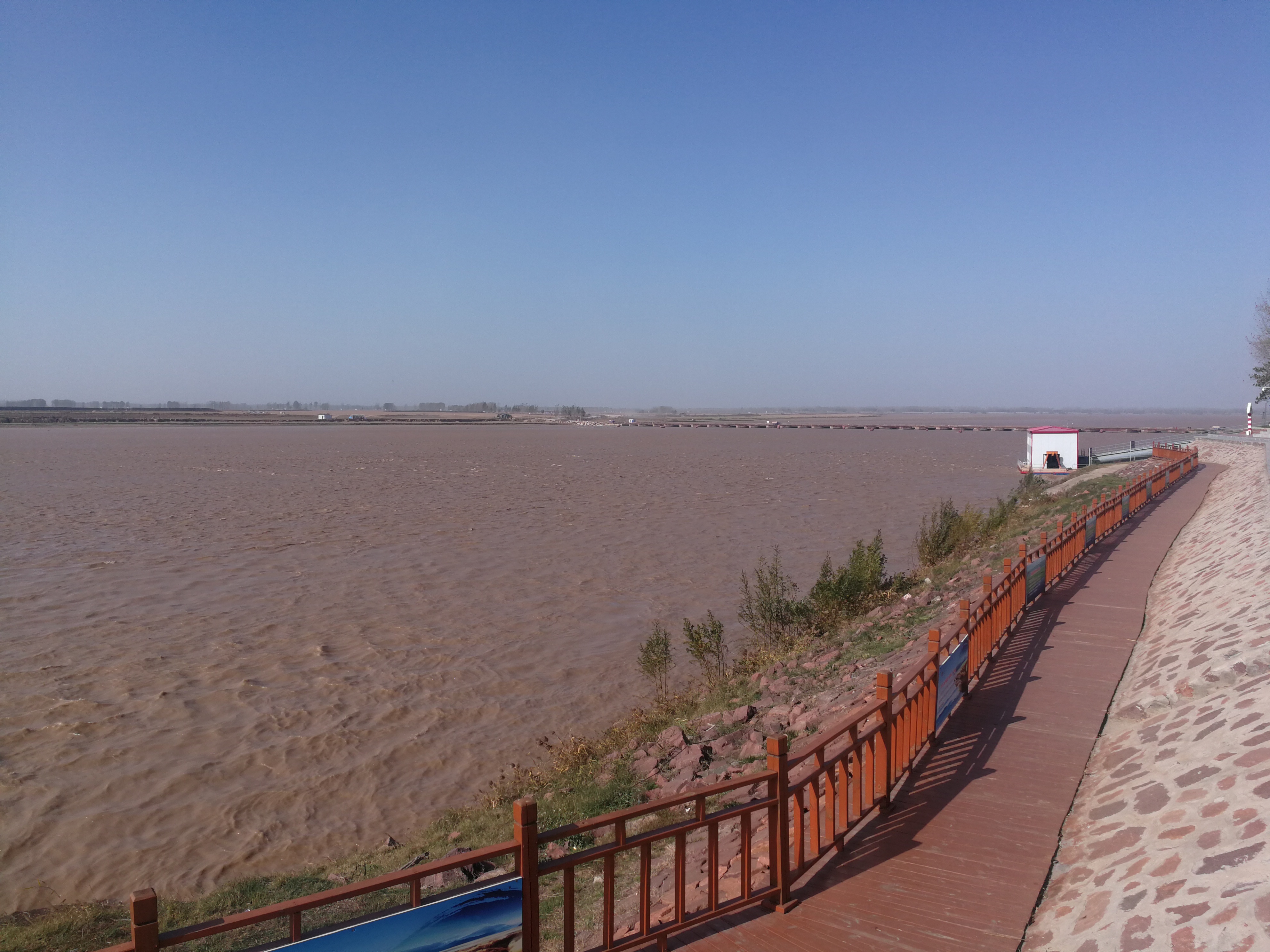 "走进黄河"集中采访团来到兰考县城西北25华里处的东坝头乡的黄河大堤