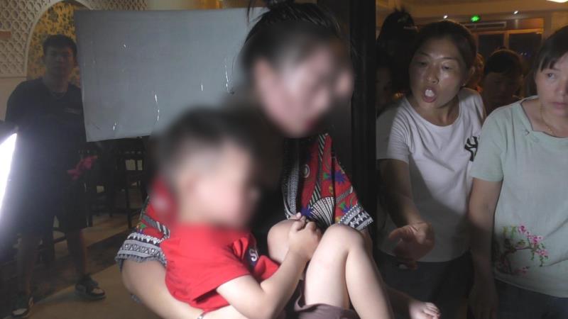 旋转门|调皮男孩脚卡旋转门 周口消防一杆撬杠3分钟成功救援