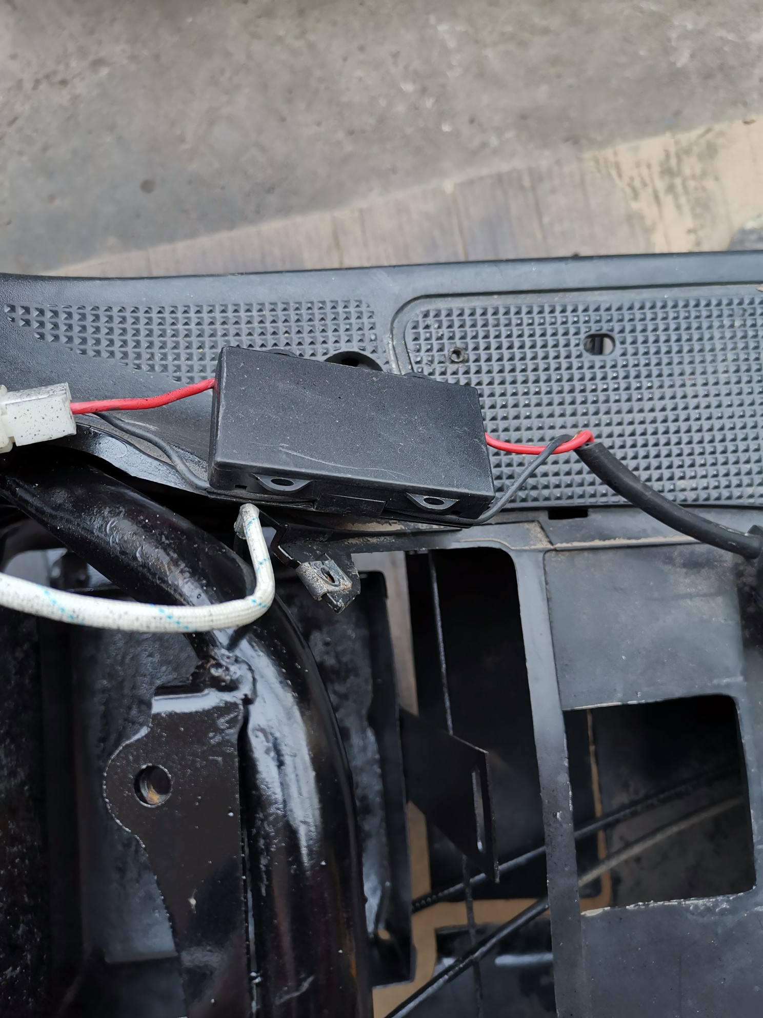 车牌：关注丨把新电动车牌用螺丝拧上去，就算上牌了吗?