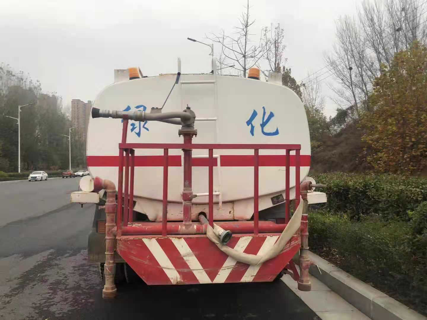 两辆洒水车只挂前牌没有后牌，交警一查竟是“套牌车”