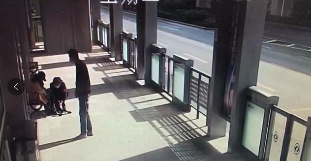 |穿高跟鞋追公交，时髦女孩歪了脚