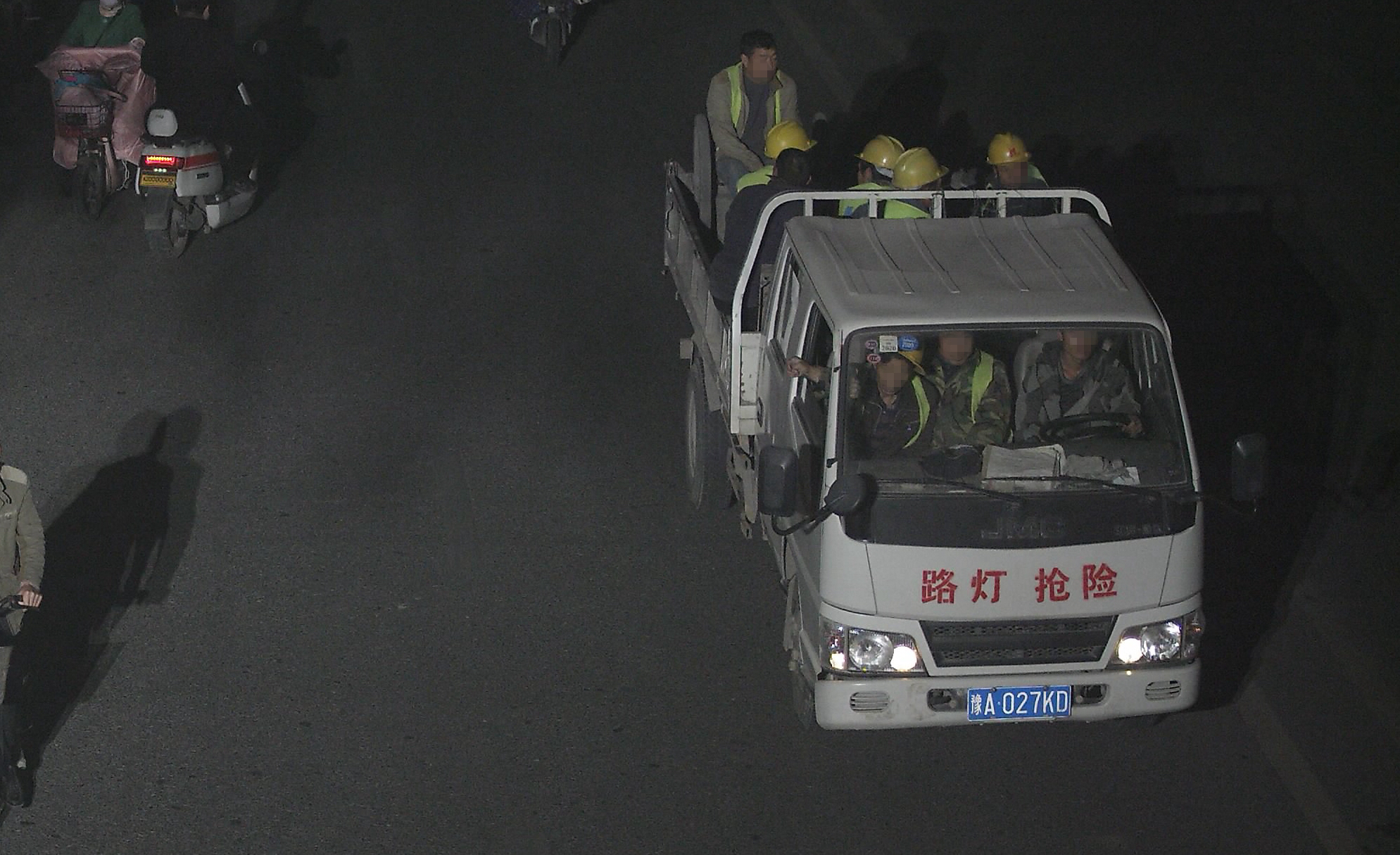 |货运车辆屡屡违法载客，这家公司被交警曝光处罚