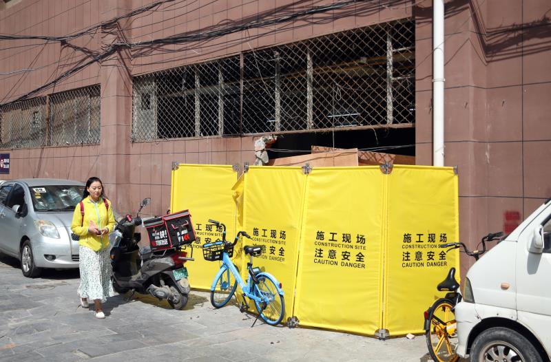 建筑|郑州一居民楼被砸4米大洞 业主心发慌
