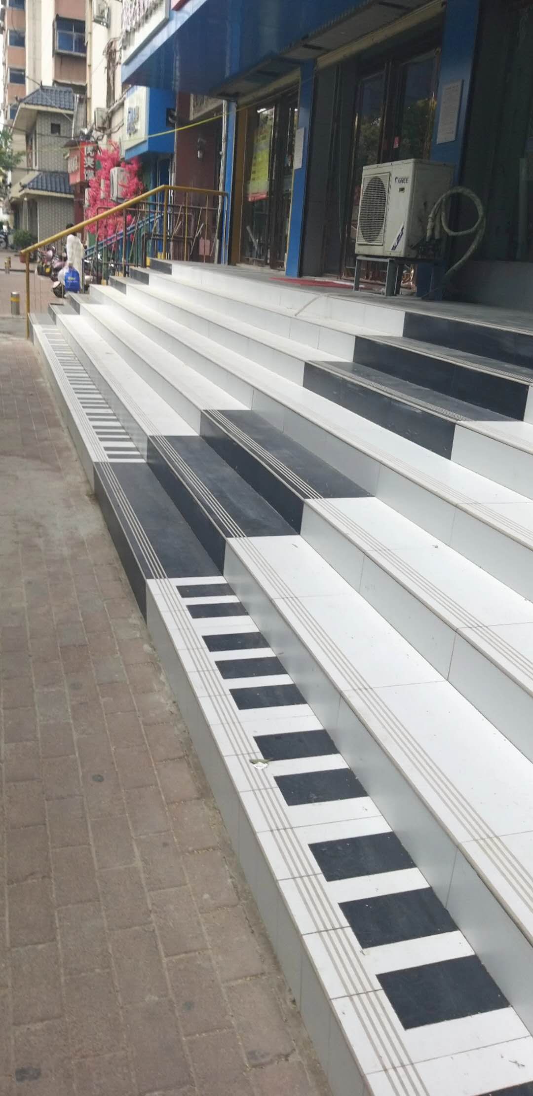 首个"钢琴"台阶亮相郑州街头!-大河报网