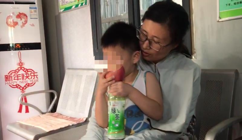 |郑州一公交调度室一下午“捡”到俩娃? 车长呼吁看好自家娃