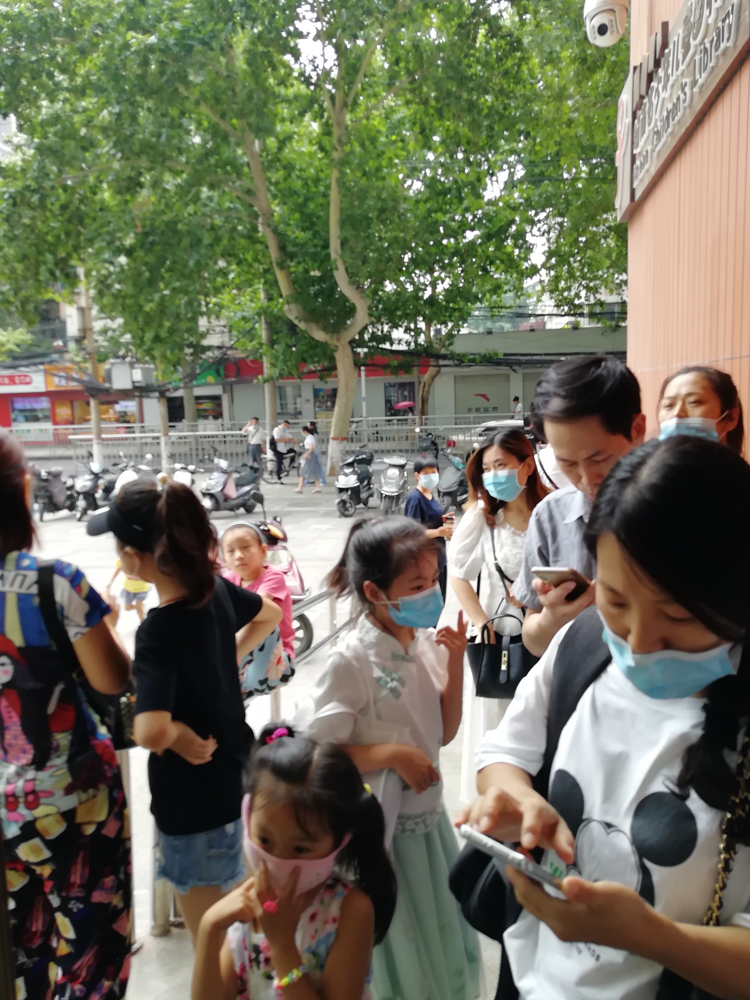 图书馆歧视6岁以下儿童？河南少年儿童图书馆“限流规定”遭质疑