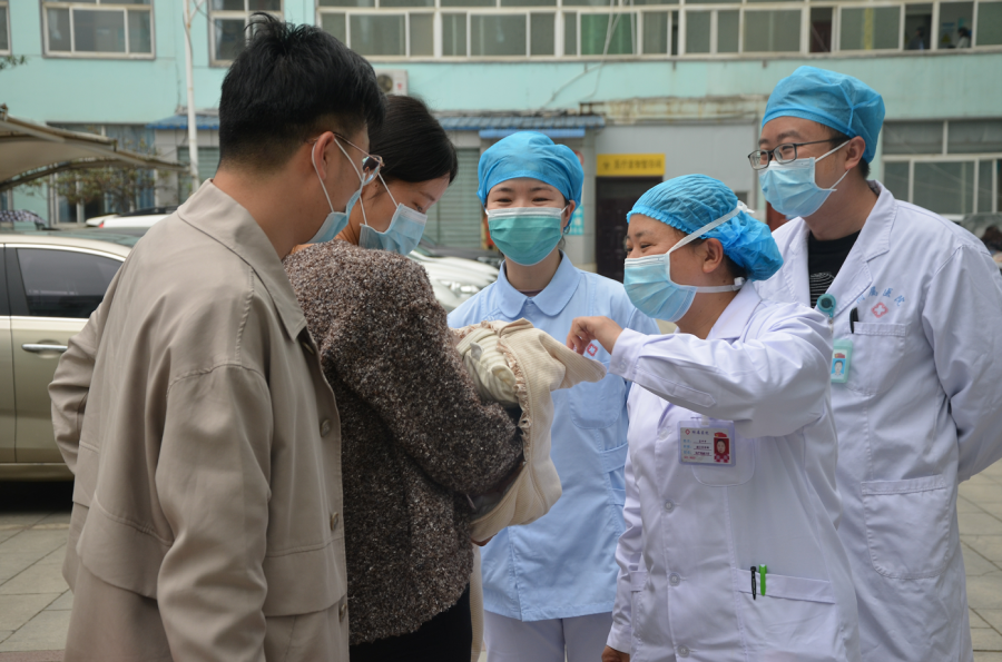 肺炎@信阳新冠肺炎宝宝小沐恩治愈出院，一家真诚感谢送锦旗