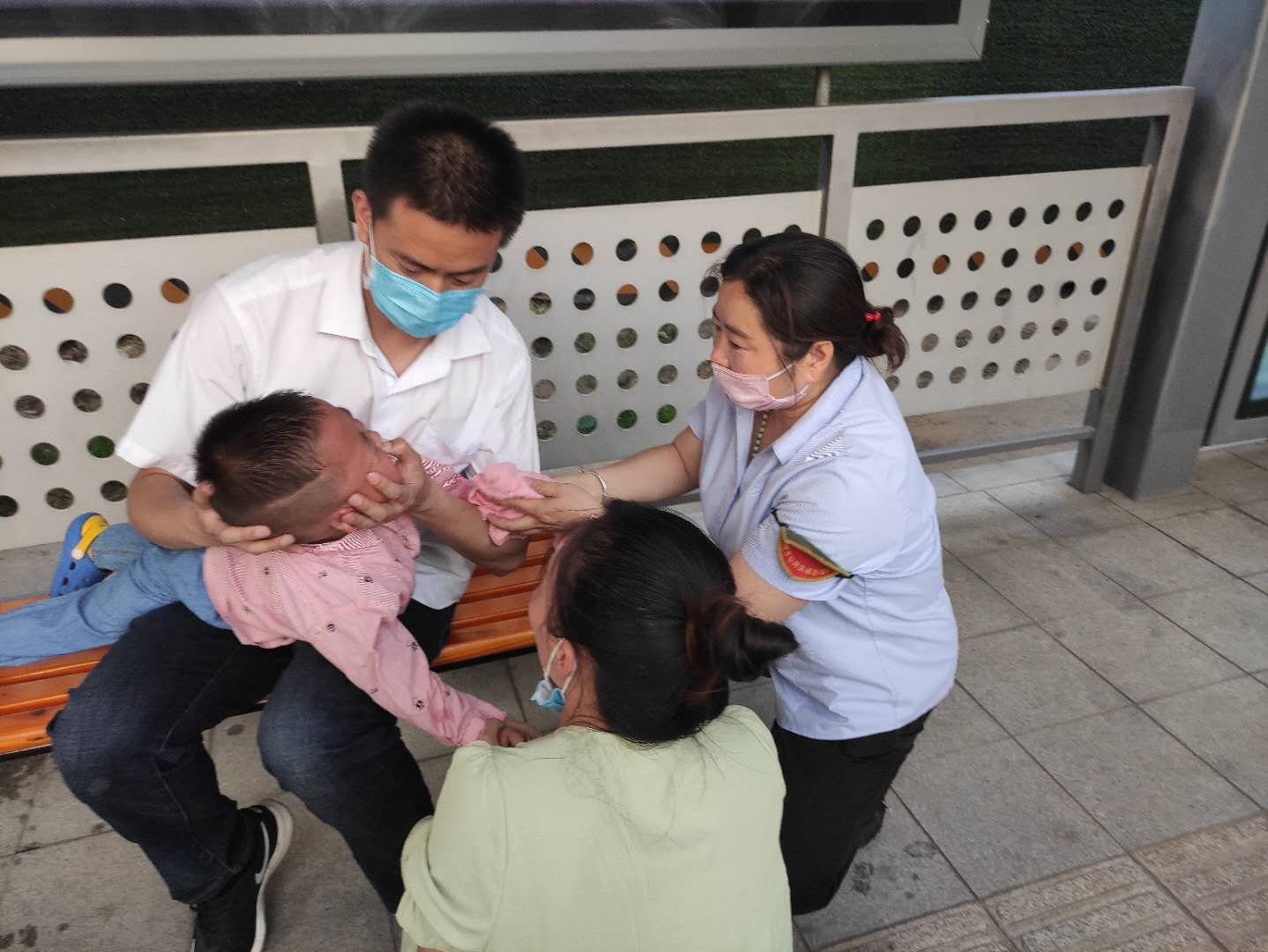 育儿两岁半幼童发高烧送医途中发生抽搐跌落马路上 危急时刻她出手了