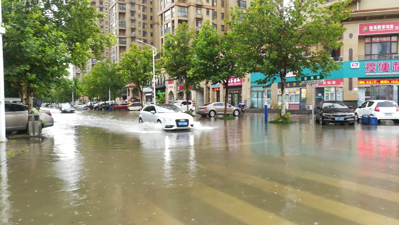 周口暴雨图片