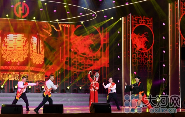 著名表演艺术家王红丽与平顶山银行员工演唱《抬花轿》