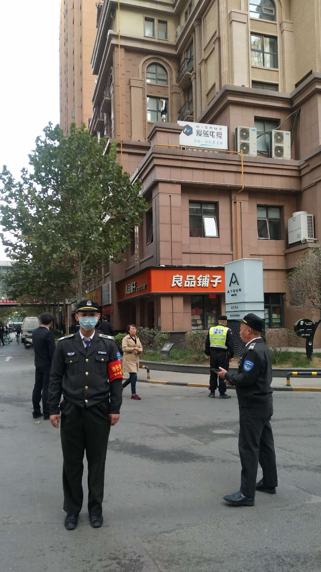 |郑州一男子扬言要跳楼 民警耐心劝说后......