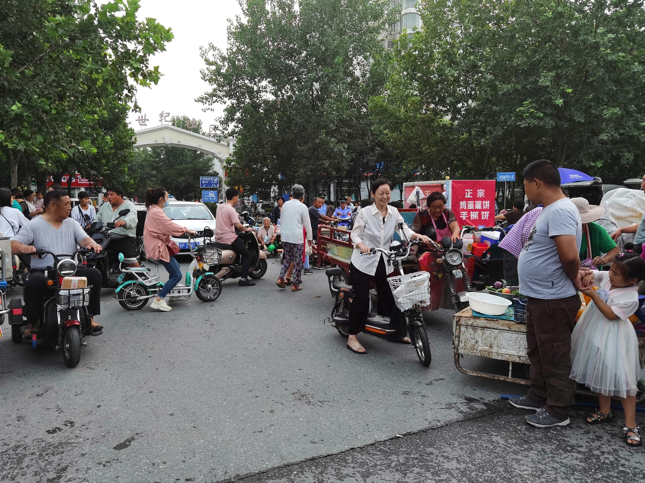 郑州21世纪社区东门两侧成夜市非机动车道被占压，高峰时段道路堵成一锅粥