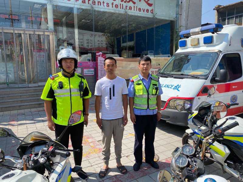 交通|幼儿异物卡喉 交警紧急开道送医