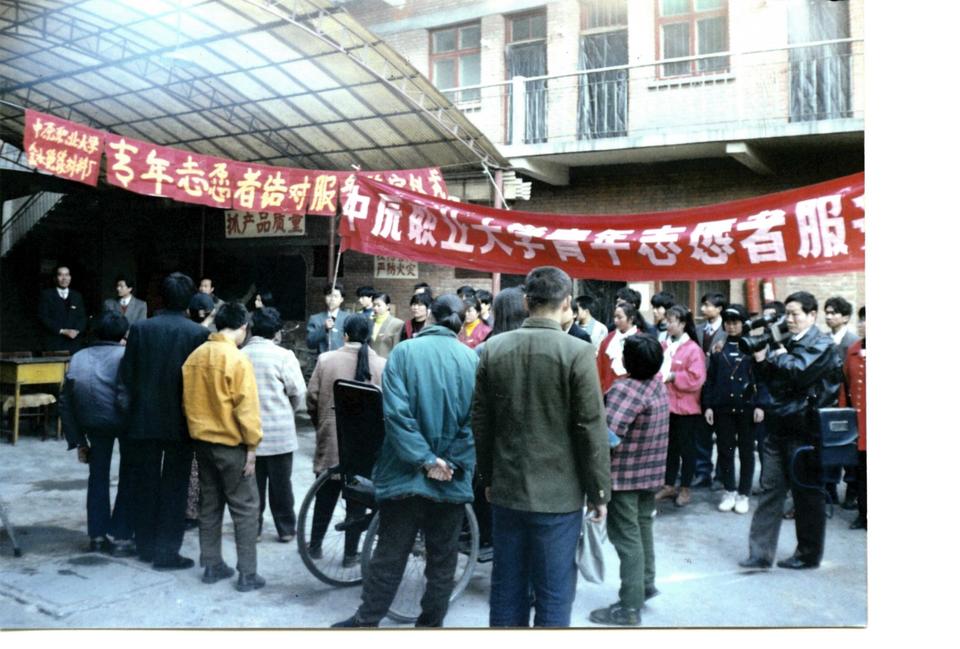 创办人刘文魁带领学生在金水绝缘材料厂开展志愿者服务活动