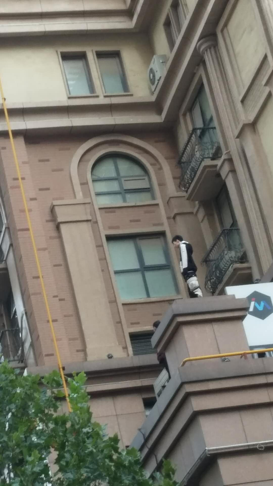 |男子扬言要跳楼 民警耐心劝下来