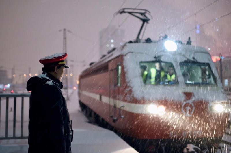 郑州大雪夜,铁路人在坚守