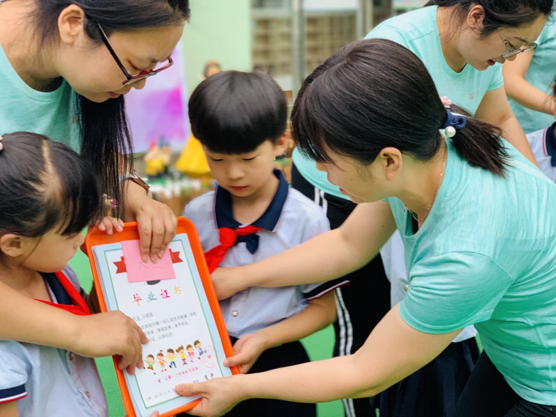 园领导为大班幼儿颁发毕业证书,并为大班幼儿家长颁发特殊贡献奖,志愿