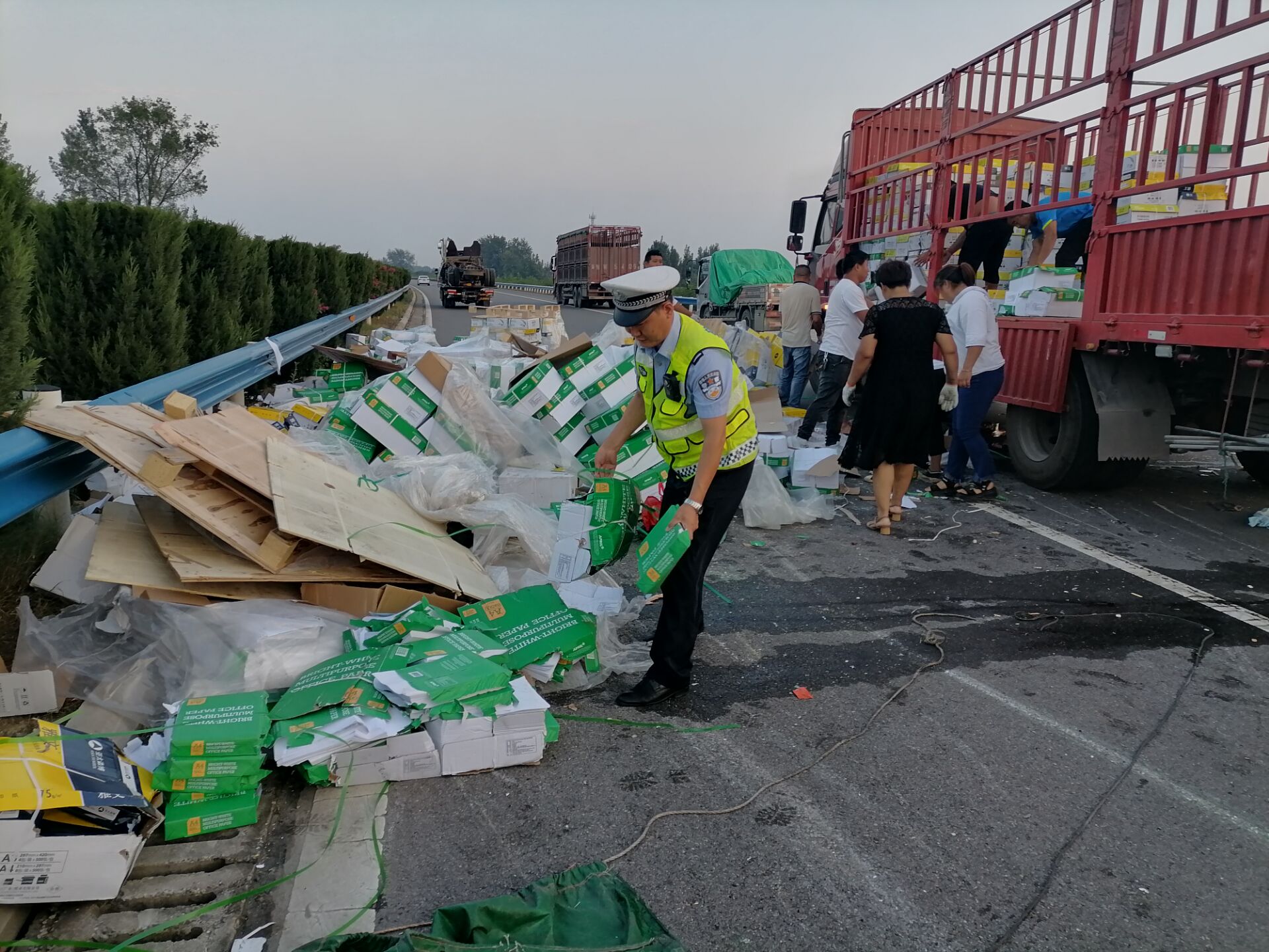 法制|突发！小“马”拉大车 货车严重超载前轮爆胎侧翻