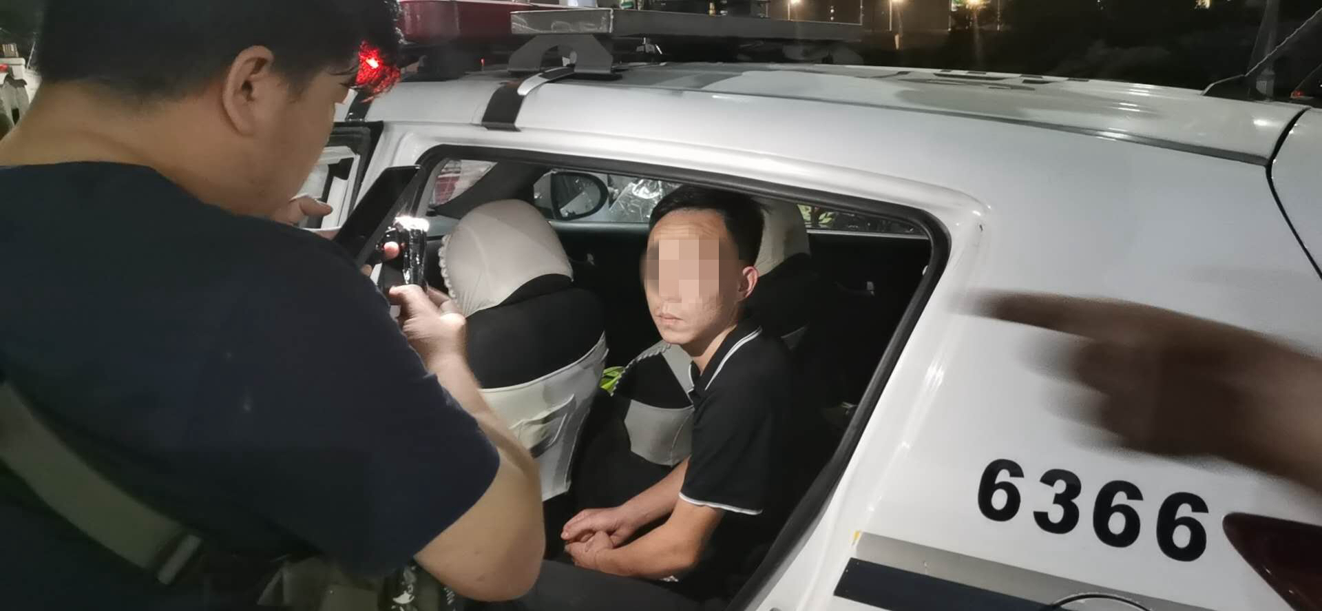 酒驾|司机被交警查出酒驾，猛加油门拖伤交警逃跑走