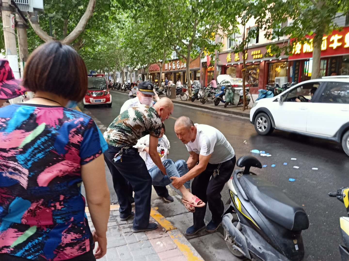 道路湿滑女孩摔倒疼得直哭,多亏这群热心人出手相助