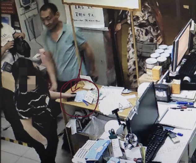 顺手牵羊|男子到药店买药“顺手牵羊”，监控拍下偷手机过程后民警10分钟追回