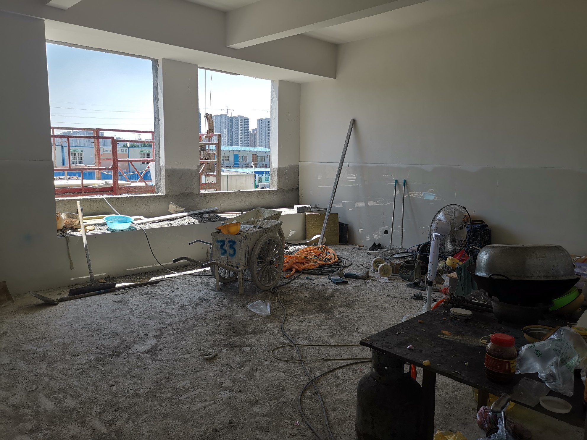 开学了，郑州管城区创新街小学团结路校区教室还没建好，咋上课？教育部门回应