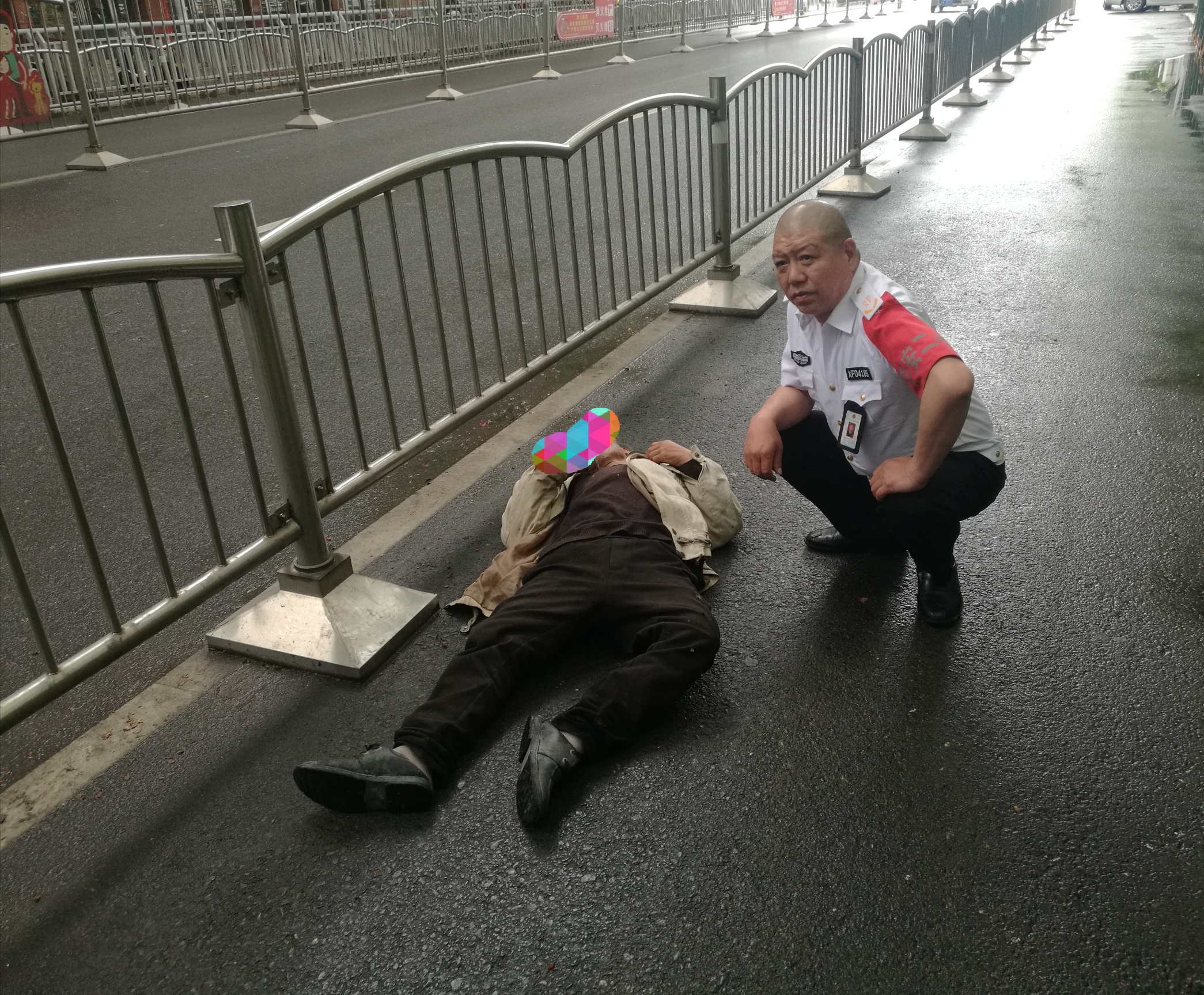 醉卧街头路当床睡得正香车辆从他身边驶过