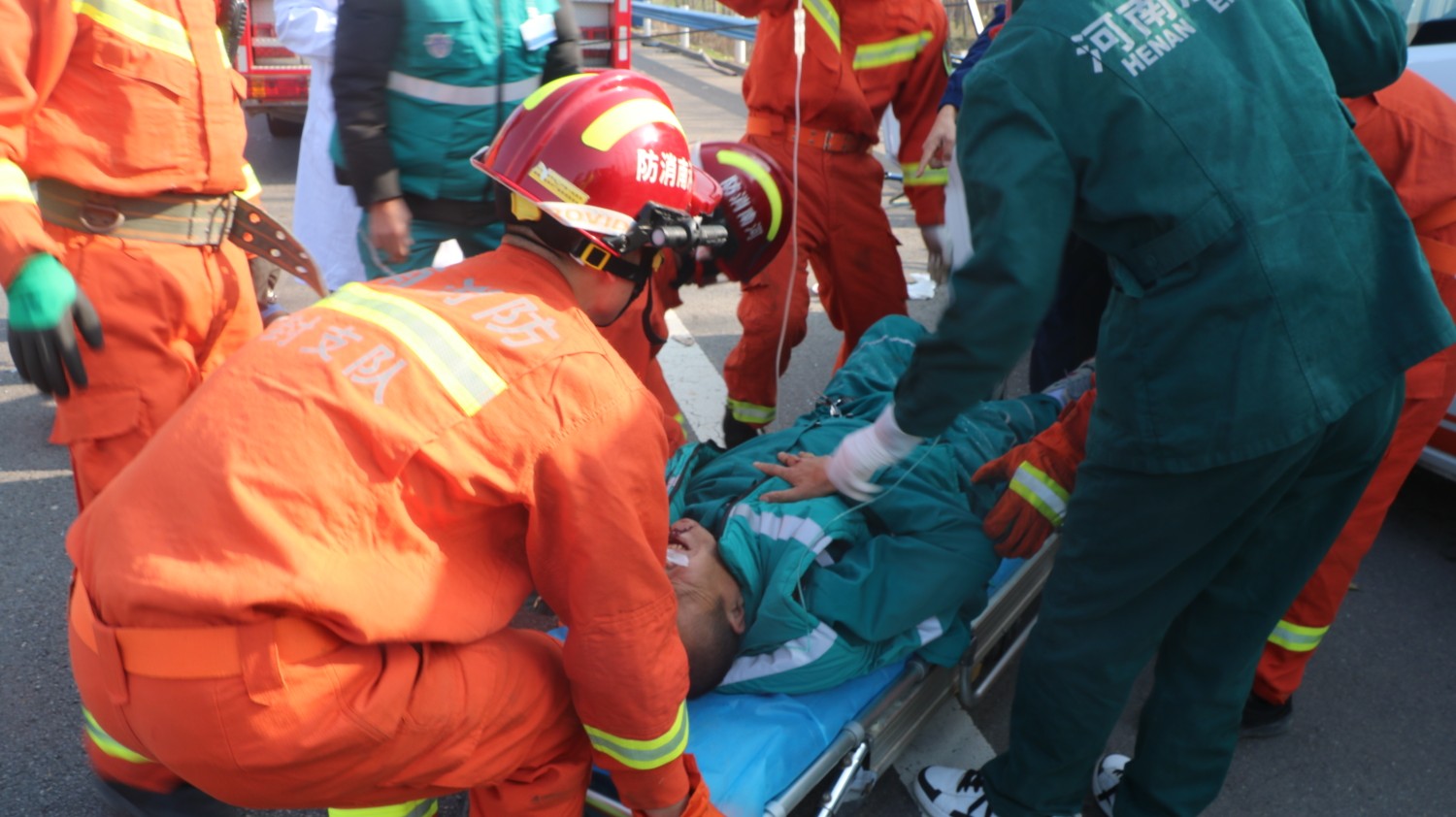 车祸现场,急救员被抬上救护车