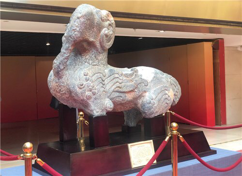 来自郑州的汉代白泽雕塑亮相中华民族艺术珍品馆