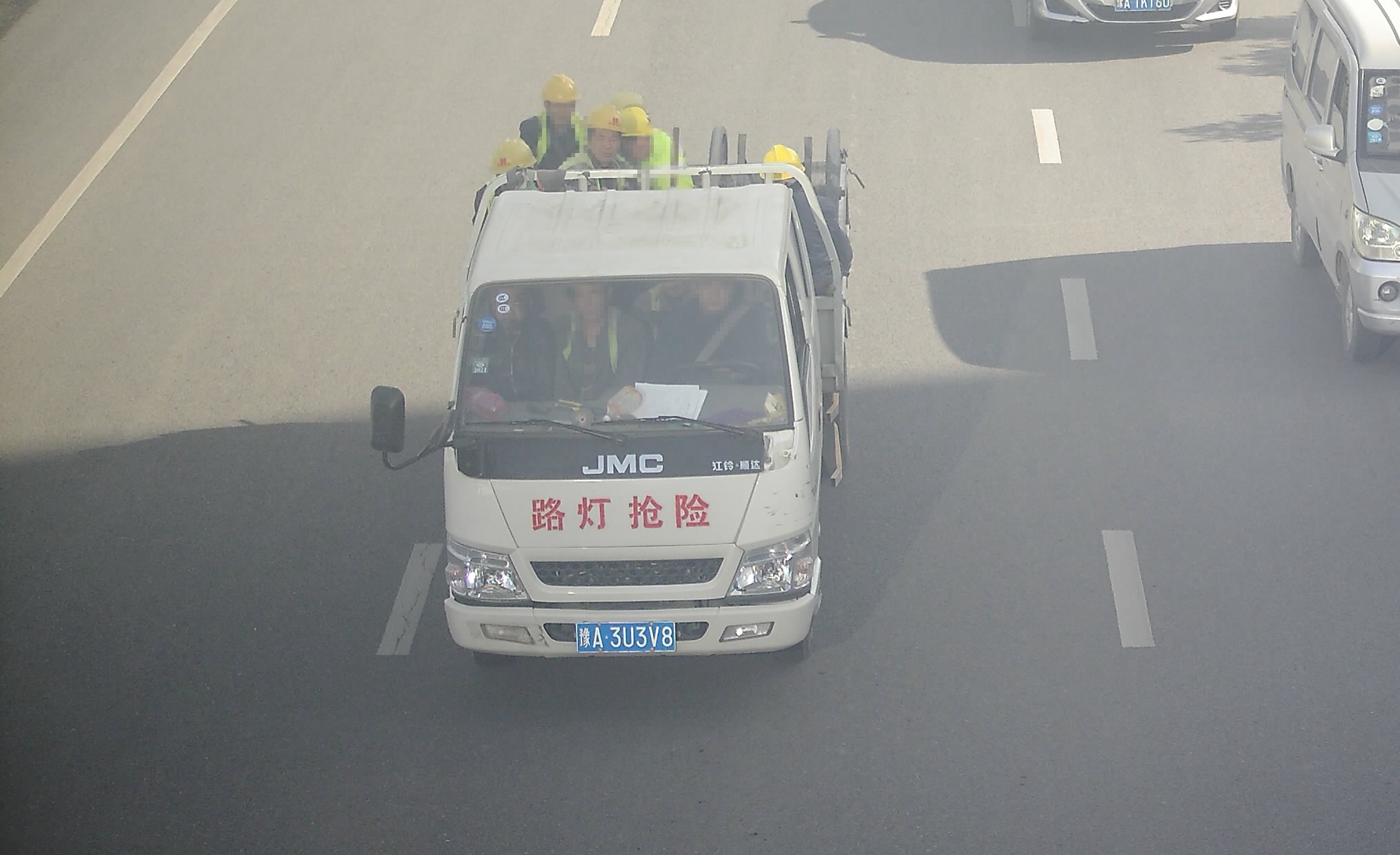 |货运车辆屡屡违法载客，这家公司被交警曝光处罚