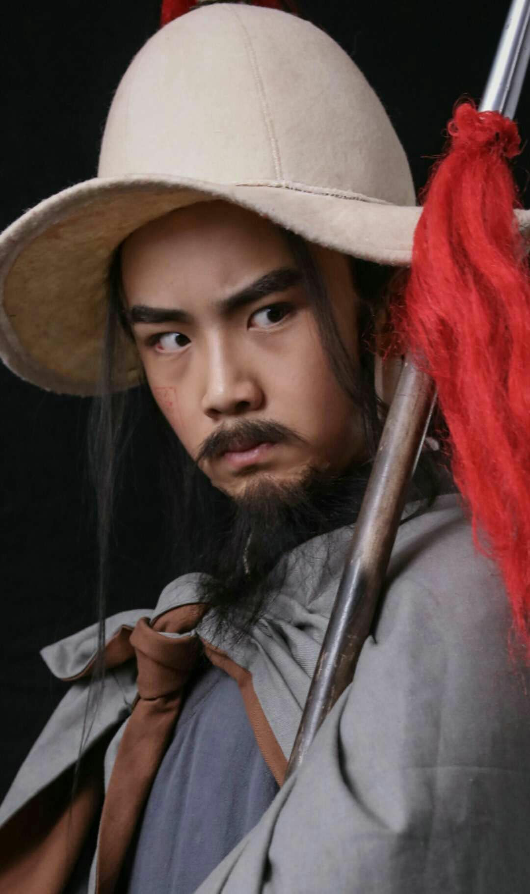 小戏骨版水浒传里的林冲是咱河南娃妈妈跟在片场辅导学习