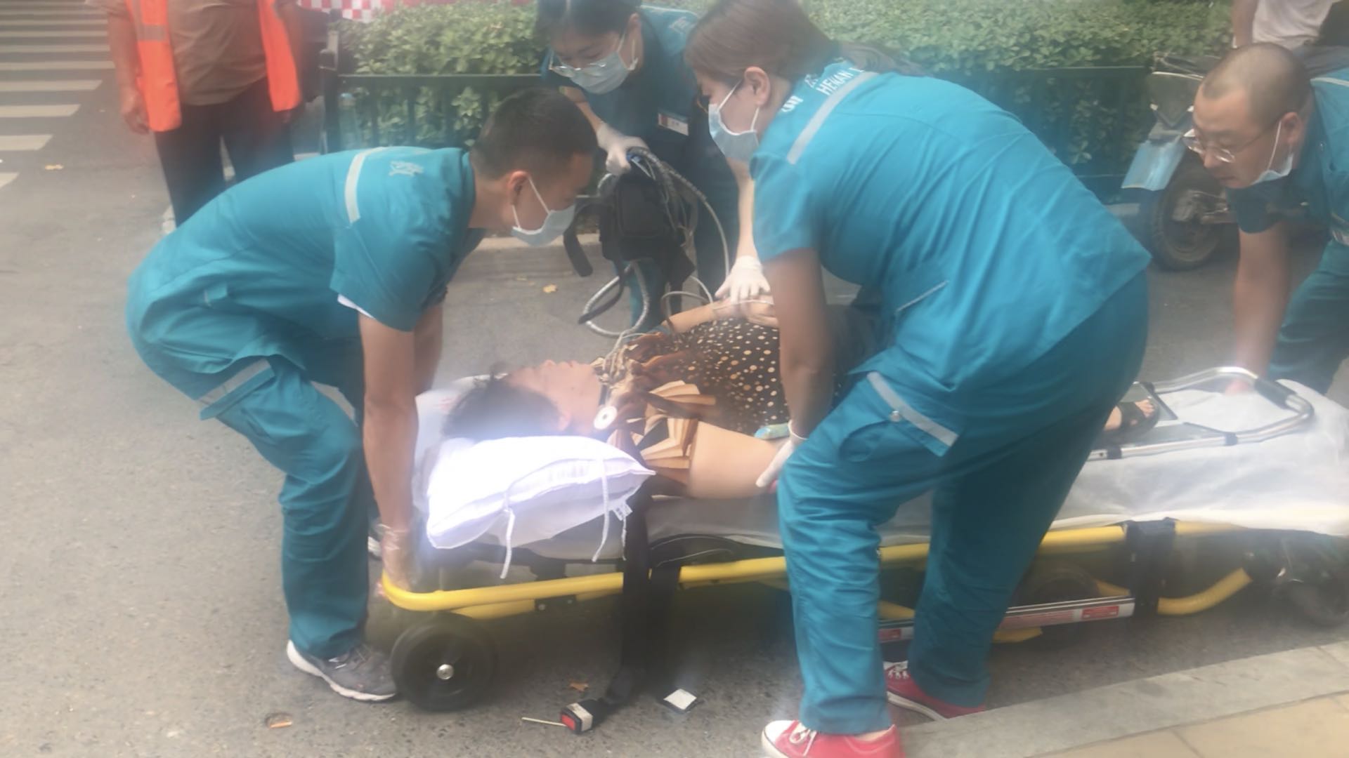 狗|遛狗老太被长狗绳绊倒右臂摔骨折？提醒大家，遛狗的狗绳要控制在合适长度