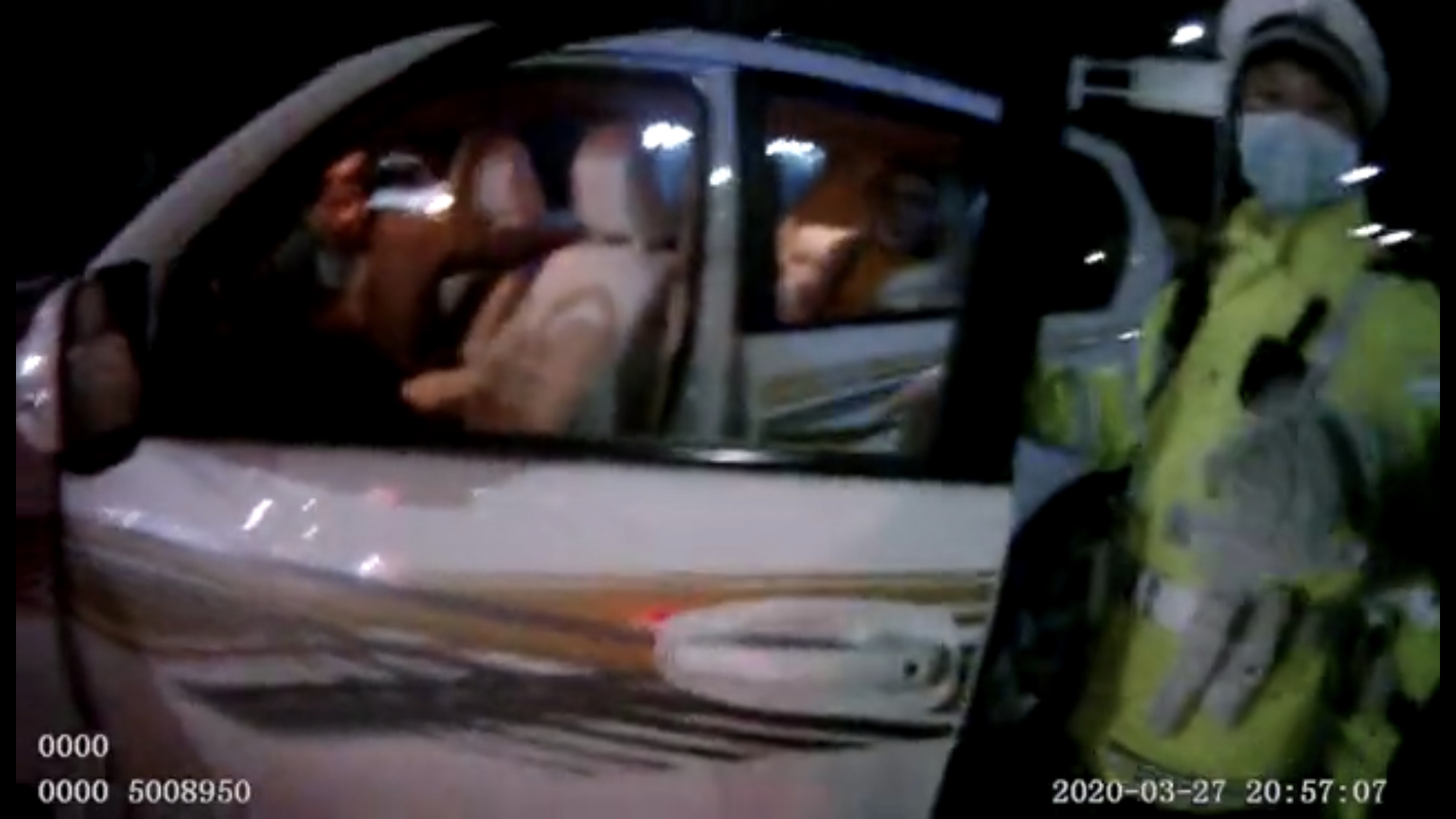 「交通」这辆越野车咋无人驾驶？民警上前查看，副驾驶座竟然挤了俩人，好尴尬！