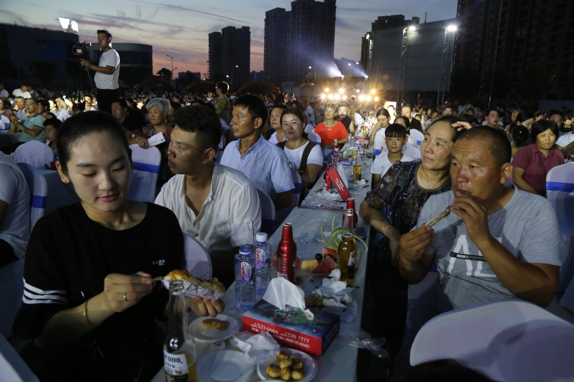 周口沈丘數千居民爭當吃瓜群眾這場小城仲夏夜有玩又有吃