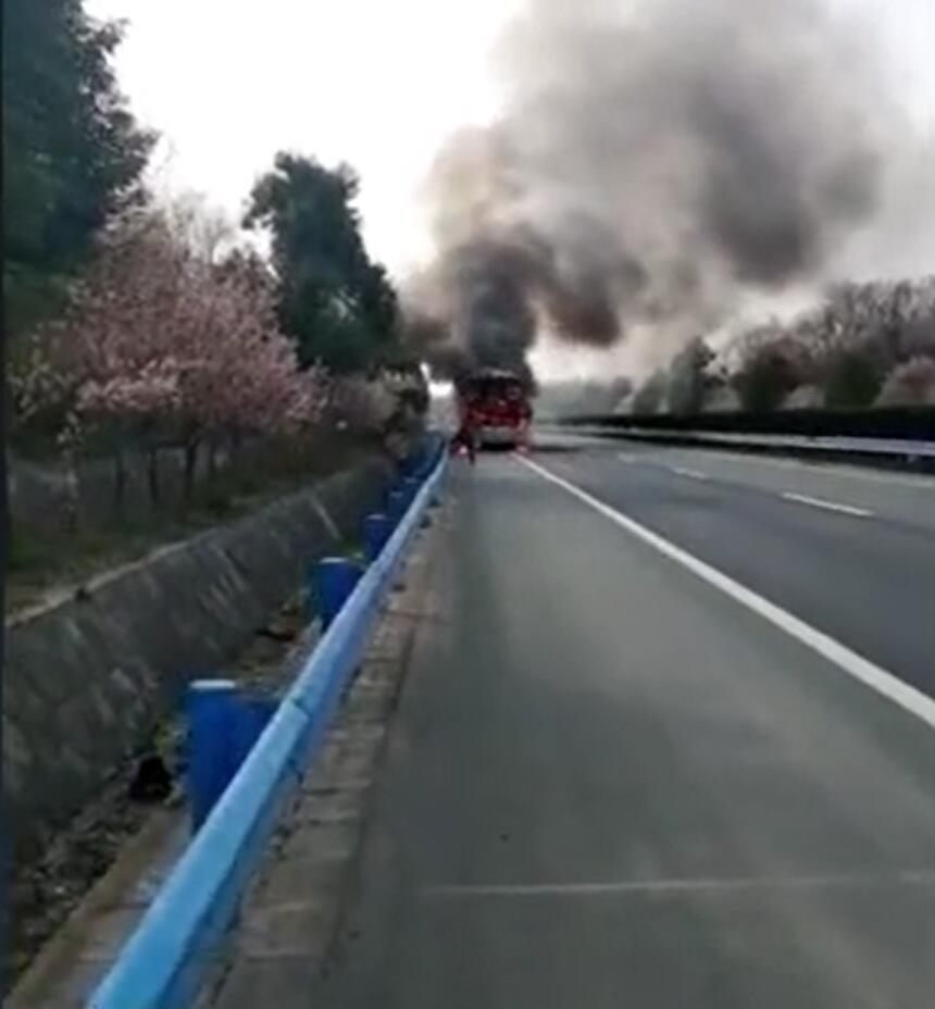 危急时刻，河南小伙义举救下一车人！他却说：“真不算啥事”