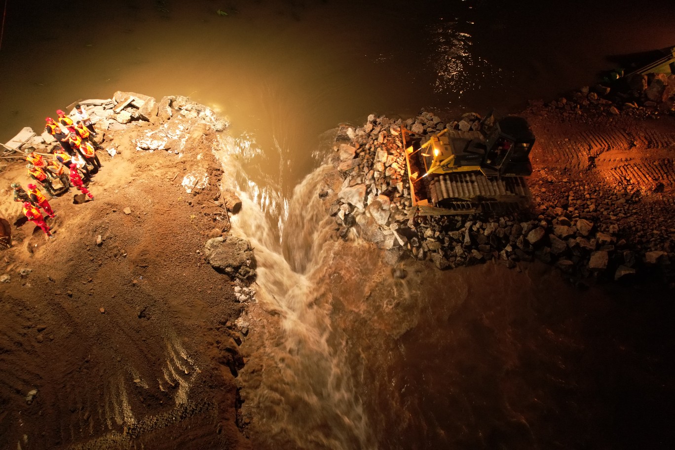 浚县卫河70多小时大鏖战决堤恶龙被缚