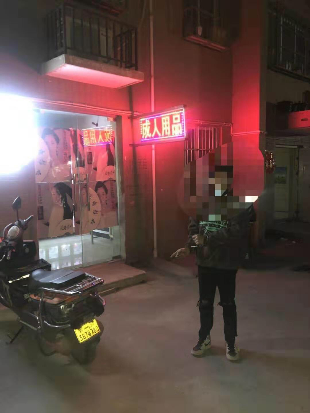 |男子夜间推着电动车在路上走，看到民警后撒腿就跑……