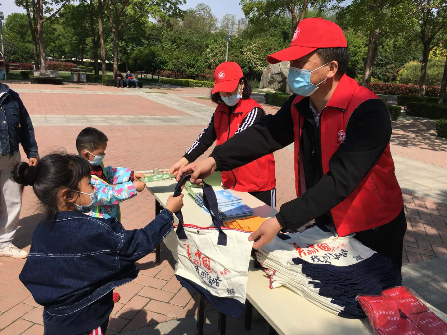 「世界地球日」世界地球日，70名环保志愿者绿色骑行成街头一景
