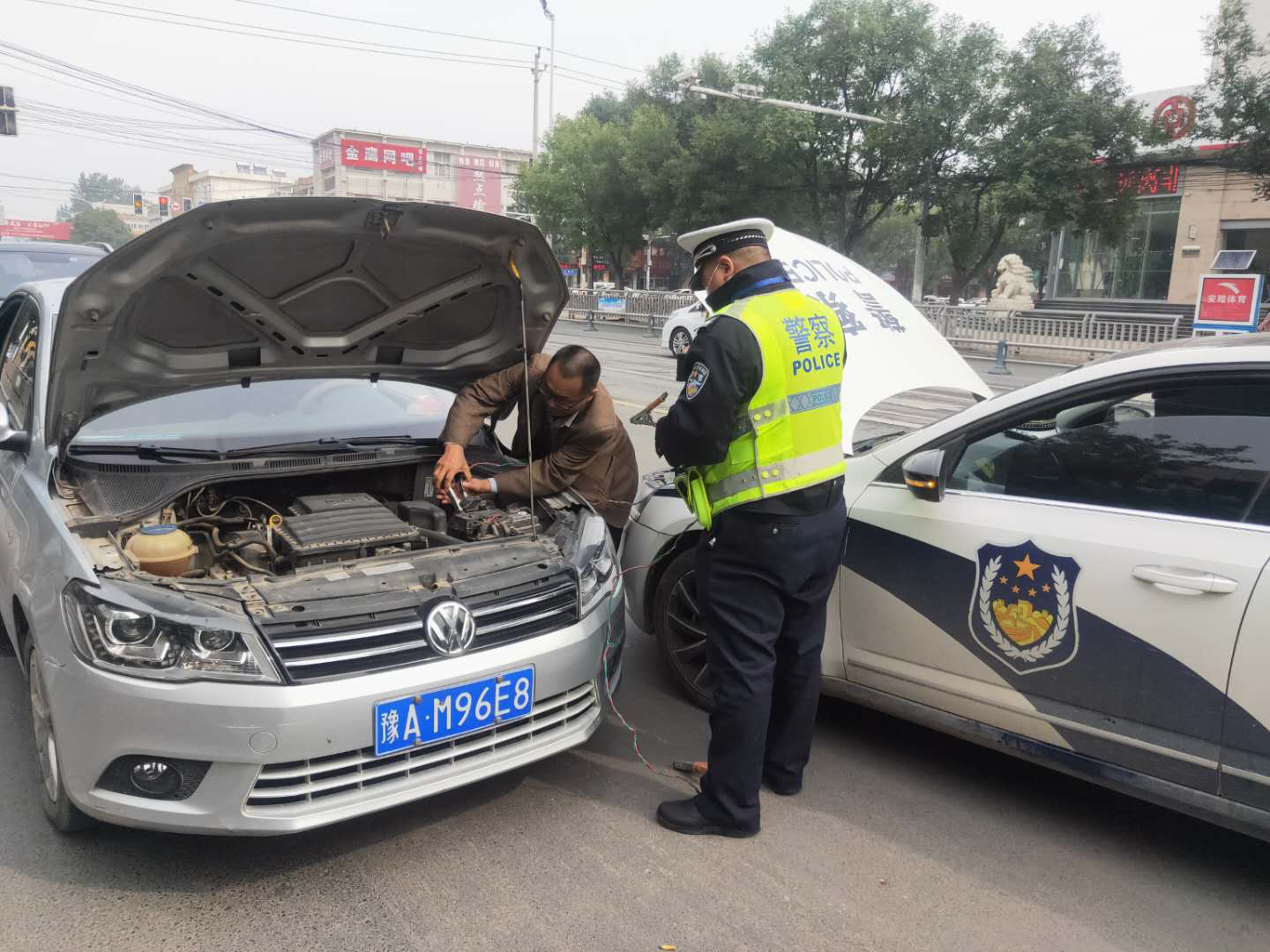 车在快车道上抛锚被及时解困新密市民打110寻找中牟好人