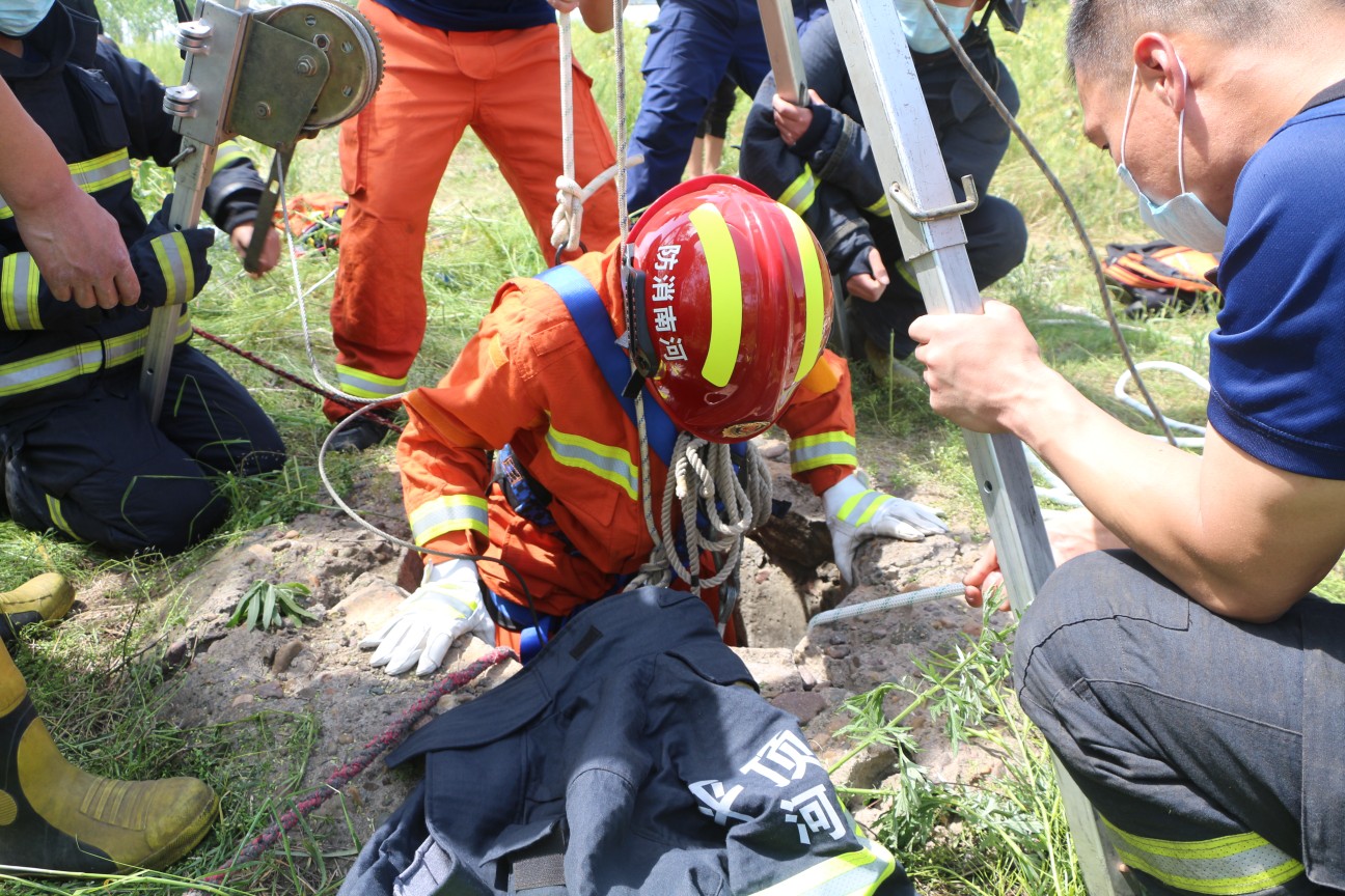 消防员：突发！70多岁老汉掉入深井，消防员下井用绳结固定拉出老人